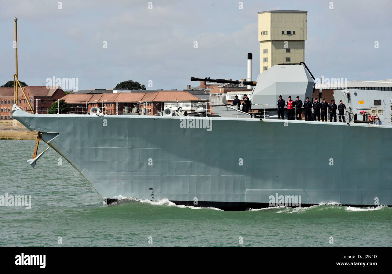 AJAXNETPHOTO. 6. JULI 2015. PORTSMOUTH, ENGLAND. -TYP 23 FÄHRT - HMS IRON DUKE HAFEN VERLASSEN. FOTO: TONY HOLLAND/AJAX REF: DTH150607 38695 Stockfoto