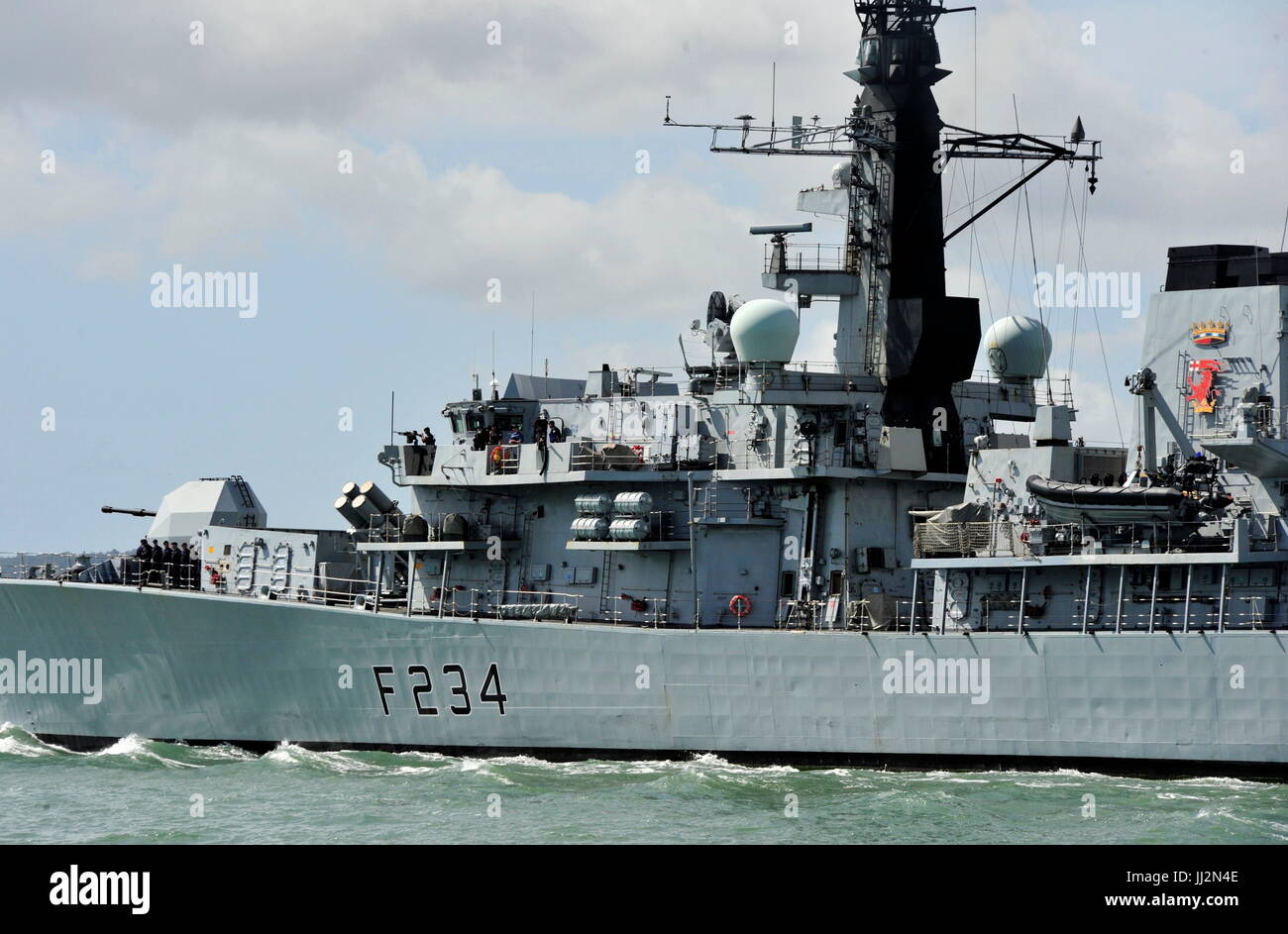 AJAXNETPHOTO. 7. JULI 2015. PORTSMOUTH, ENGLAND. -TYP 23 FÄHRT - HMS IRON DUKE HAFEN VERLASSEN. FOTO: TONY HOLLAND/AJAX REF: DTH150607 38704 Stockfoto