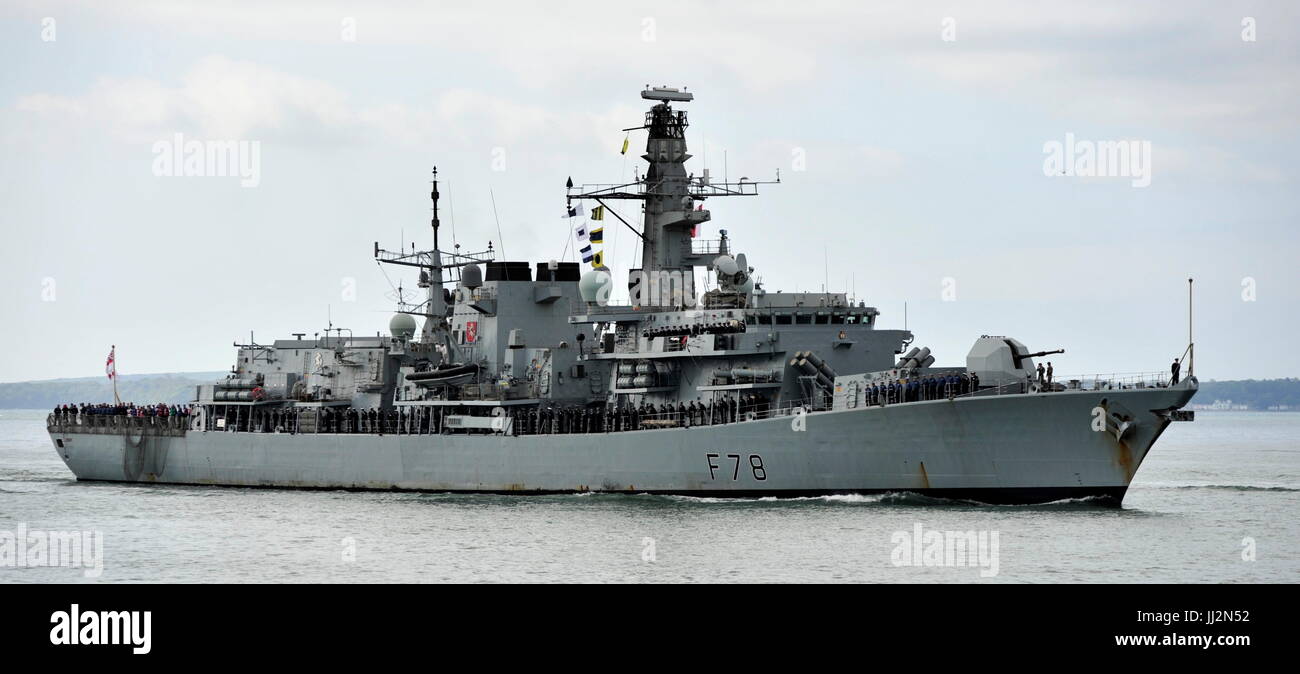 AJAXNETPHOTO. 15. MAI 2015. PORTSMOUTH, ENGLAND. -FREGATTE KEHRT ZURÜCK. -HMS KENT RÜCKKEHR AUS DEN LETZTEN MIDDLE EAST BEREITSTELLUNG. FOTO: TONY HOLLAND/AJAX REF: DTH151505 38005 Stockfoto