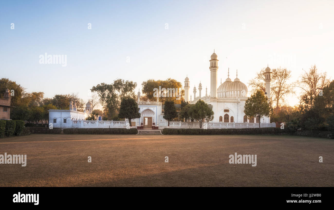 Frontansicht einer Moschee in Peshawar sonnen sich im goldenen Abendlicht. Stockfoto