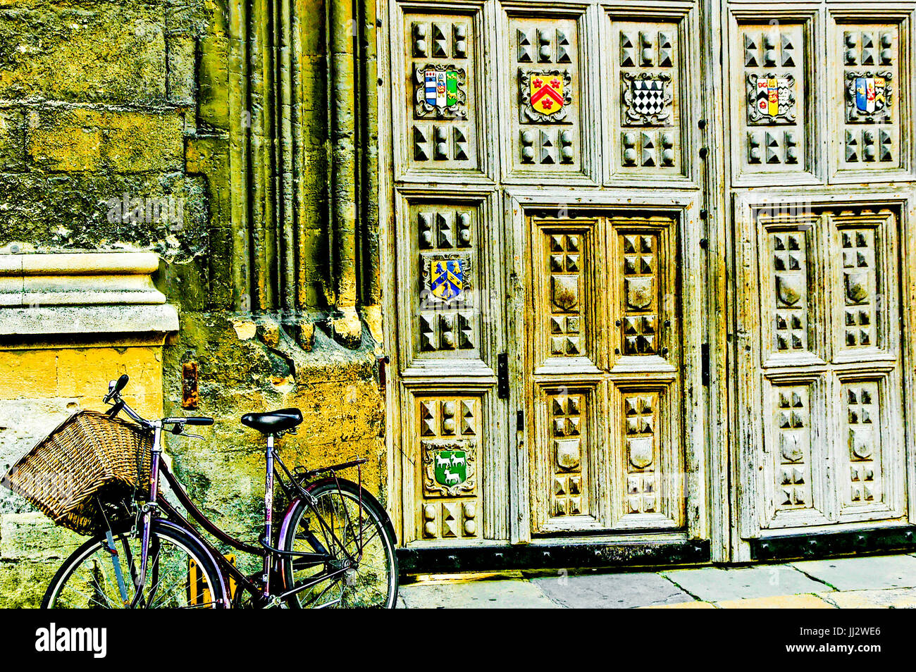 Oxford, Fahrrad an der Wand der Bodleian Library, in der Nähe der Eingangstür; Fahrrad Vor Dem Eingang Zur Bodleian Bibliothek Stockfoto