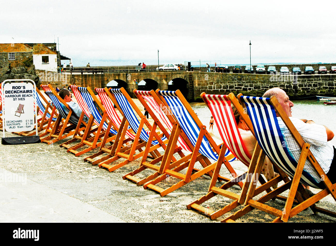 Liegestühle im Hafen von St. Ives, Cornwall; Liegestühle bin Hafen von St. Ives Stockfoto