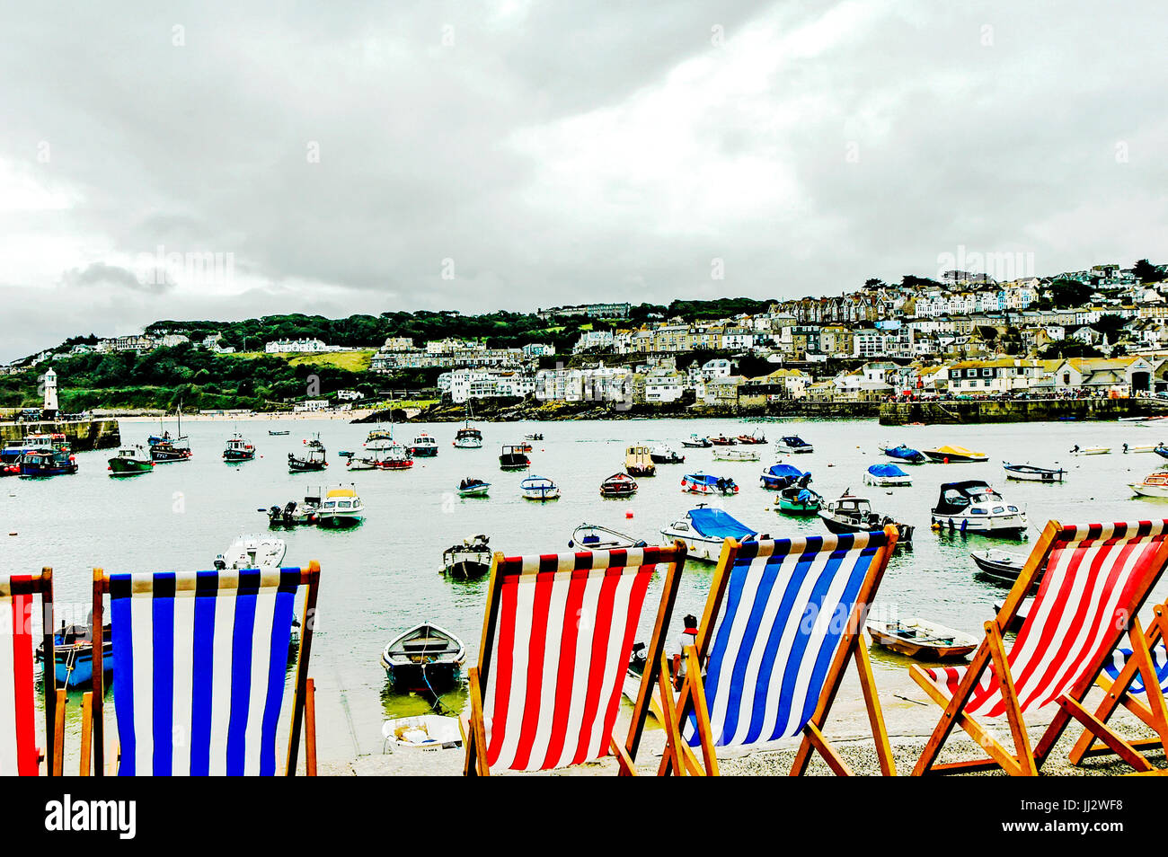 Liegestühle im Hafen von St. Ives, Cornwall; Liegestühle bin Hafen von St. Ives Stockfoto