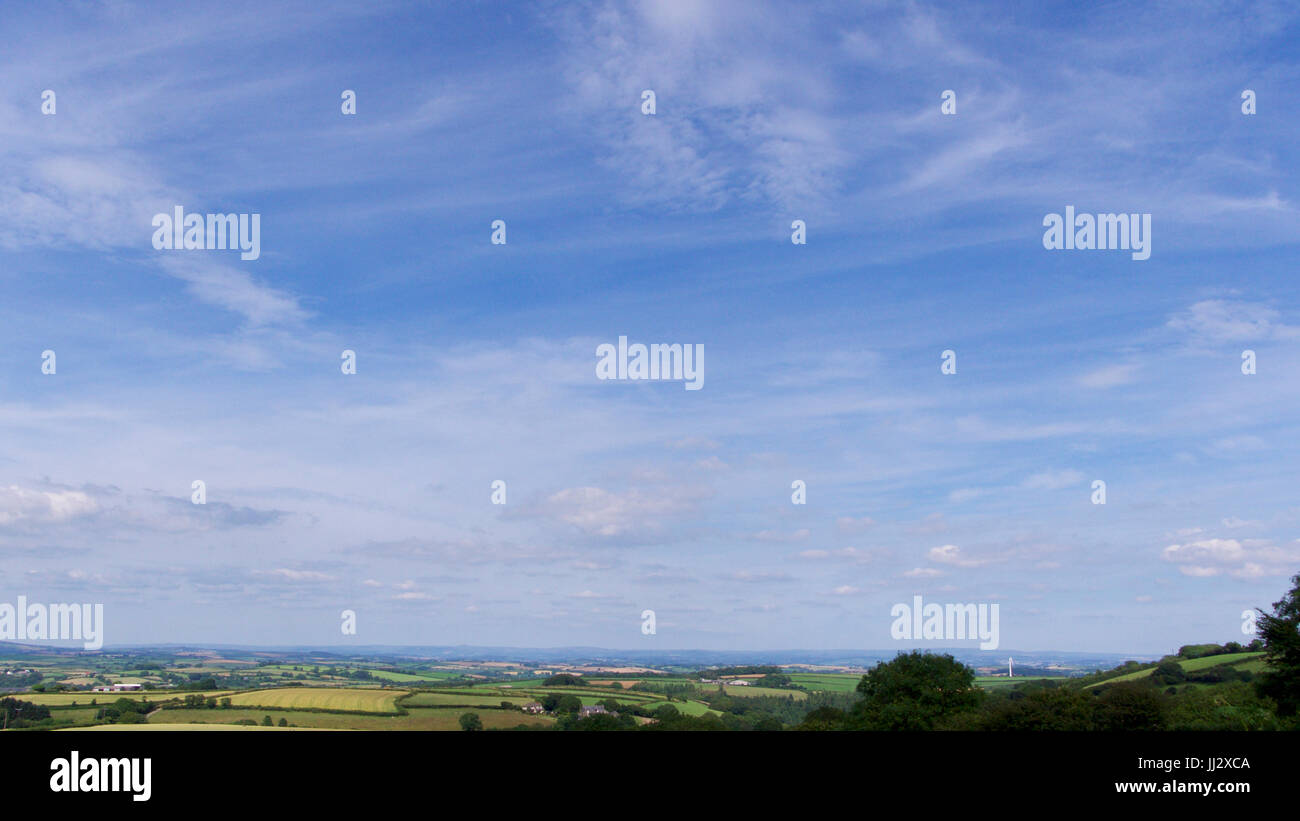 Offener Blick über Wiesen und Weiden an einem Sommernachmittag in England Stockfoto