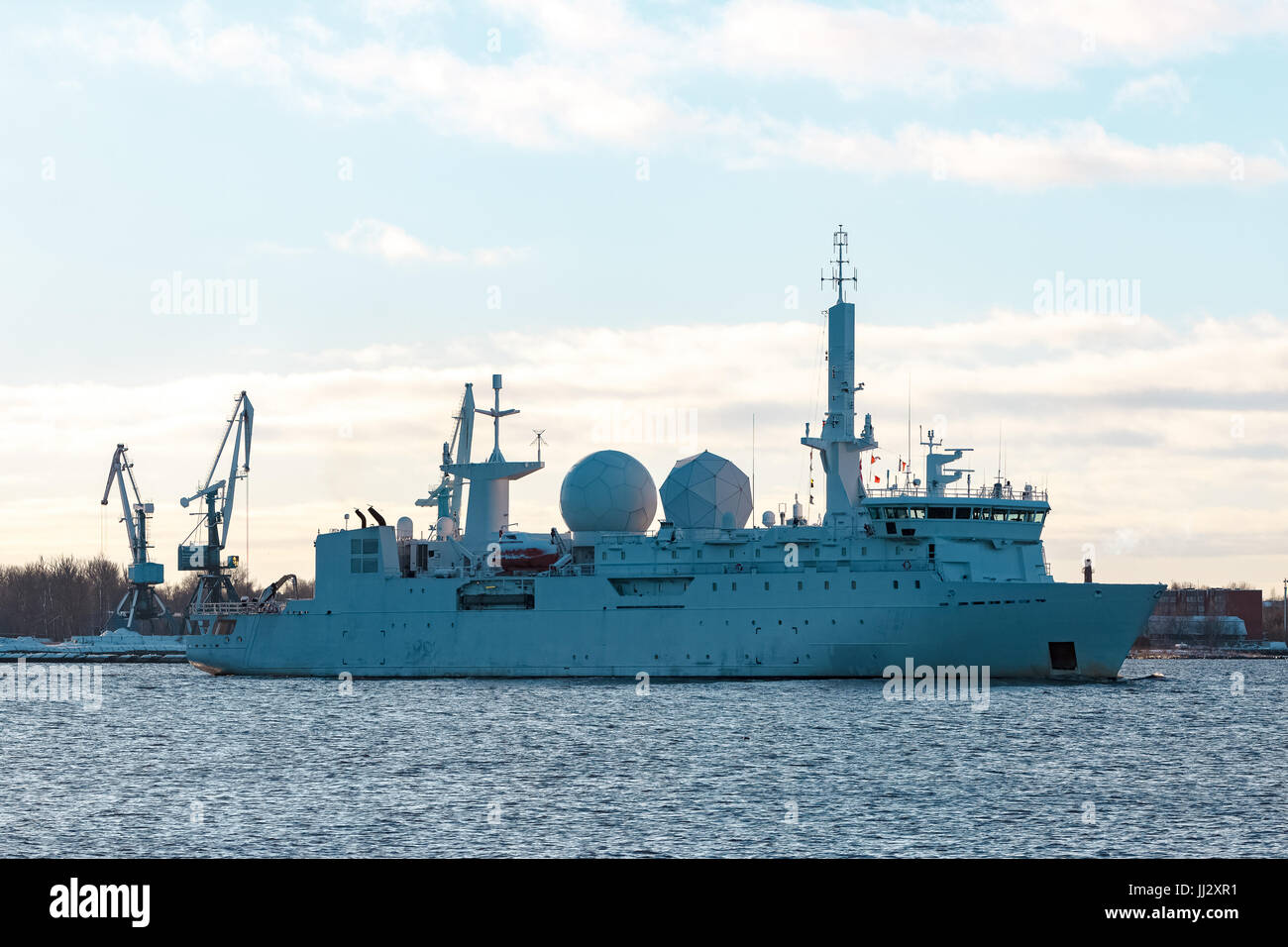 Weiße Militär Commander Schiff Segeln auf der Ostsee Stockfoto