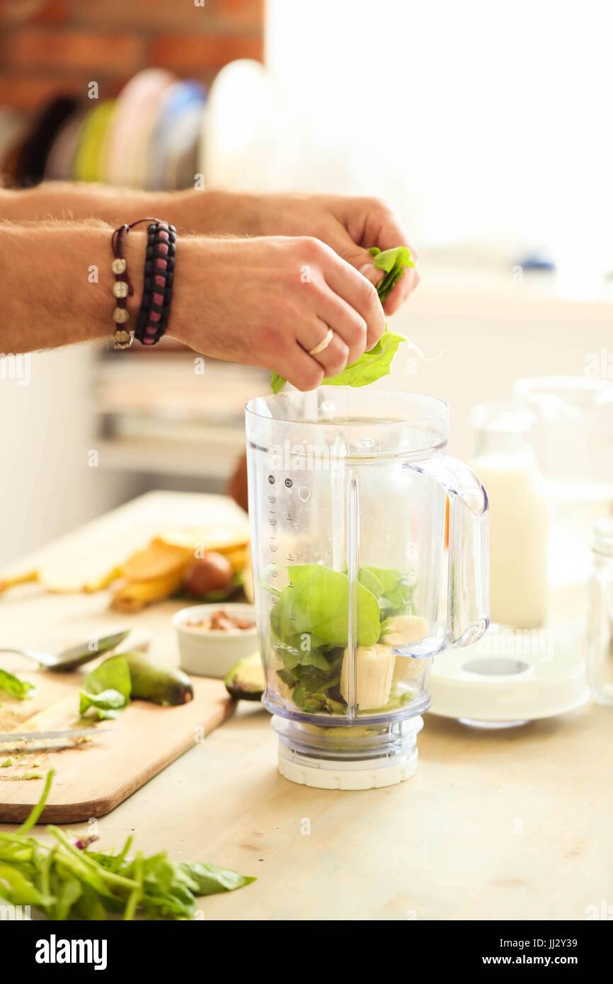 Kochen zu Hause. Gesunde Smoothie Mixer Stockfoto