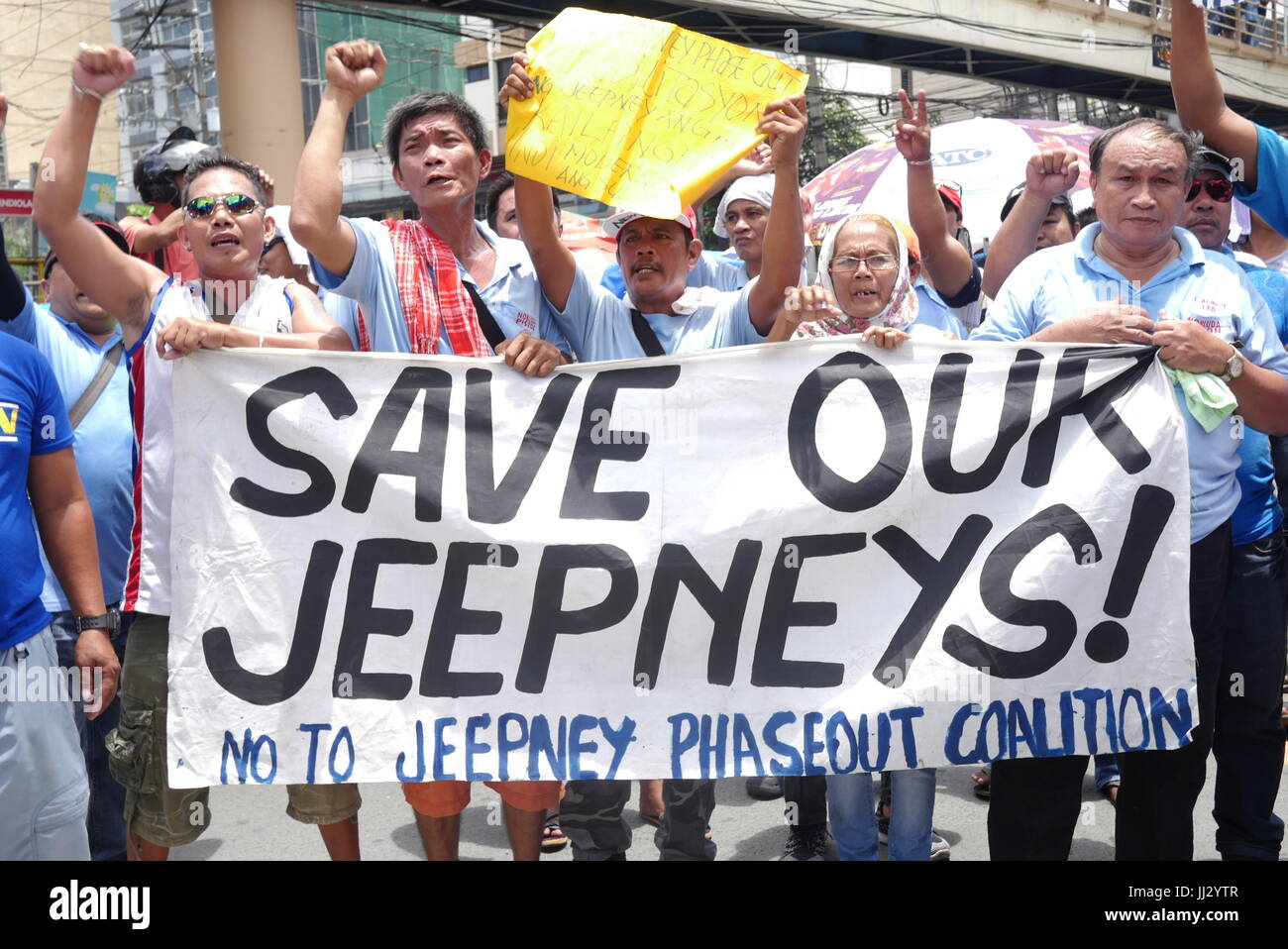 Manila, Philippinen. 17. Juli 2017. Speichern Sie die Jeepneys vom Ausstieg aus Protest gegen Jeepney Phase heraus, führte durch den Kolben und von Arbeitnehmern, die gegen "Endo", Ende der Kontrast ist. Bildnachweis: George Buid/Pacific Press/Alamy Live-Nachrichten Stockfoto