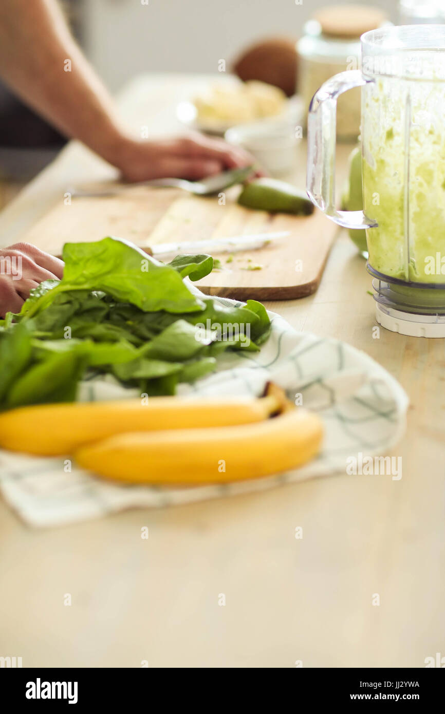 Kochen zu Hause. Gesunde Smoothie Mixer Stockfoto