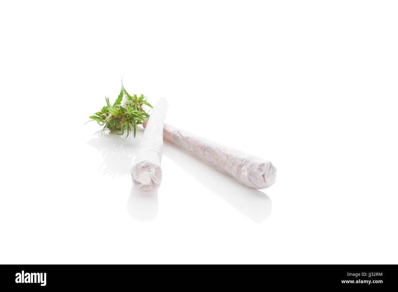 Zwei Cannabis-Gelenke mit Cannabis Knospe, isoliert auf weißem Hintergrund. Medicinical Marihuana. Stockfoto