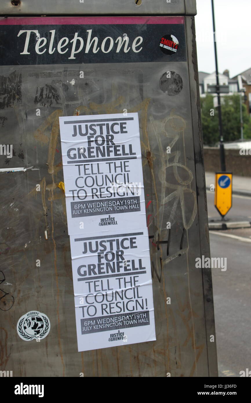 Gerechtigkeit für Grenfell Plakate 19. Juli-Sitzung Rat Seite der Telefonzelle zum Rücktritt auffordern Stockfoto