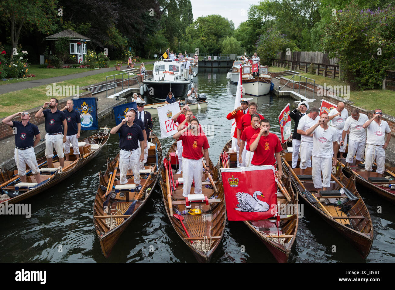 Windsor, UK. 17. Juli 2017. Swan Obermaterial stoßen "Treue" der Königin an Romney Schleuse am Ende des ersten Tages der Swan Upping Volkszählung. Swan Upping ist eine jährliche Fünftage-zeremoniellen Schwan Volkszählung erfordern die Sammlung, Kennzeichnung und die Freigabe aller Cygnets oder Höckerschwäne auf der Themse. Es stammt aus mehr als 800 Jahren, als die Krone an alle Höckerschwäne behauptete. Der erste Tag der Volkszählung findet statt zwischen Sunbury und Windsor. Bildnachweis: Mark Kerrison/Alamy Live-Nachrichten Stockfoto