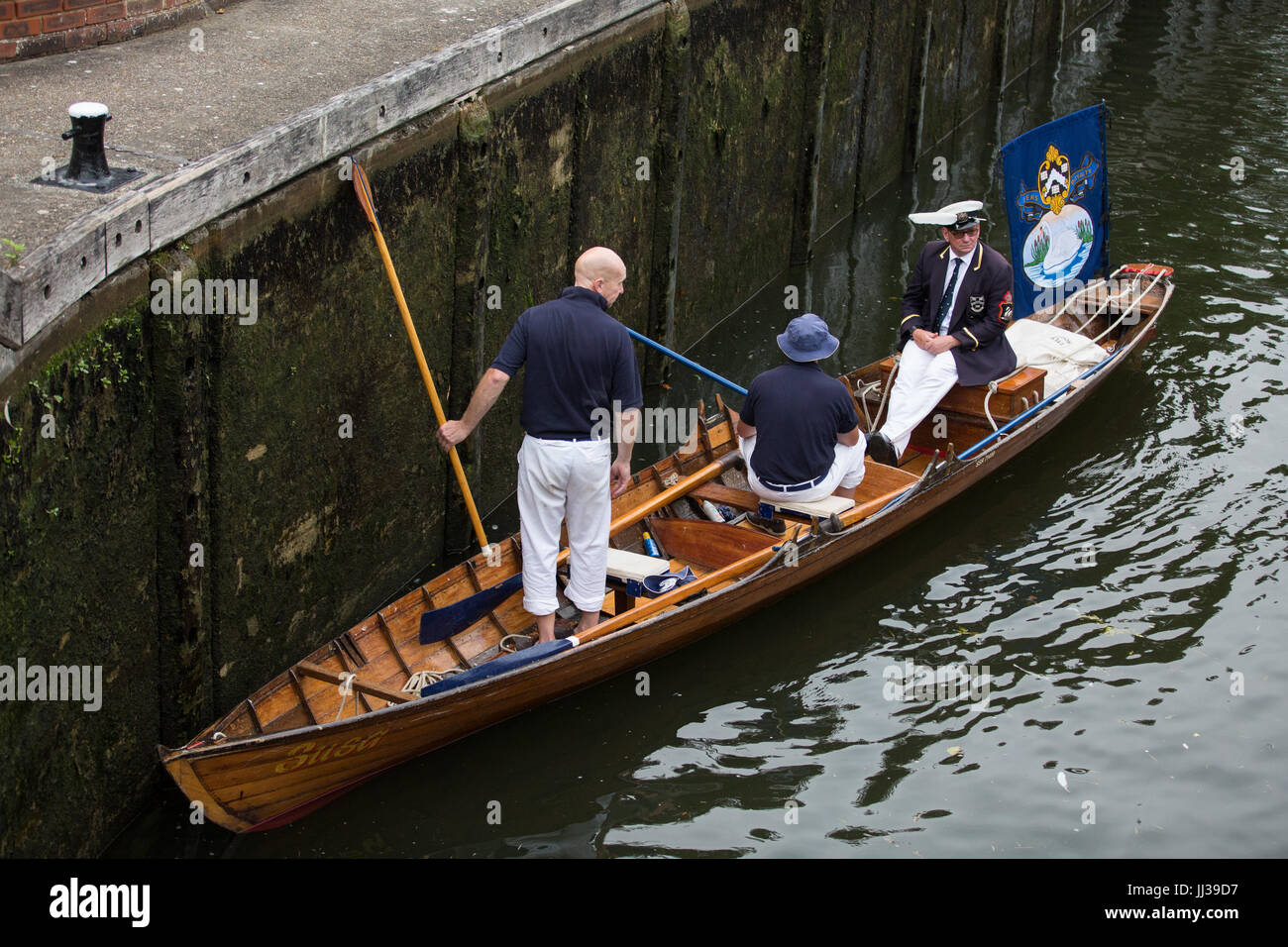 Windsor, UK. 17. Juli 2017. Der Schwan-Oberteil angekommen Romney Lock am Ende des ersten Tages der Swan Upping Volkszählung. Swan Upping ist eine jährliche Fünftage-zeremoniellen Schwan Volkszählung erfordern die Sammlung, Kennzeichnung und die Freigabe aller Cygnets oder Höckerschwäne auf der Themse. Es stammt aus mehr als 800 Jahren, als die Krone an alle Höckerschwäne behauptete. Der erste Tag der Volkszählung findet statt zwischen Sunbury und Windsor. Bildnachweis: Mark Kerrison/Alamy Live-Nachrichten Stockfoto