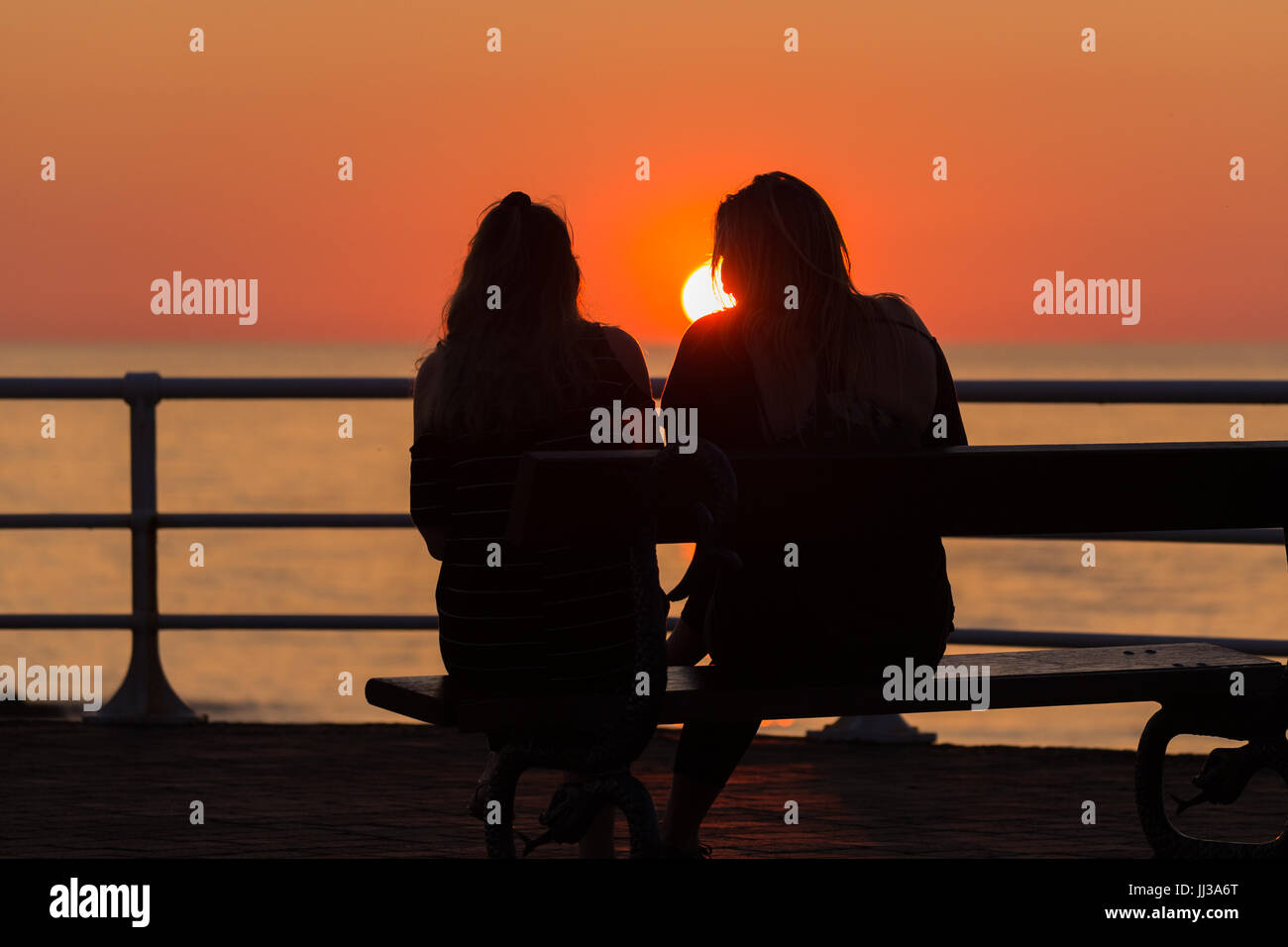 Zwei Silhouette Leute Sitzen Auf Der Promenade Sitzbank Und Beobachten Wie Die Sonne Uber Der Westkuste Gehen C Ian Jones Alamy Leben Nachrichten Stockfotografie Alamy