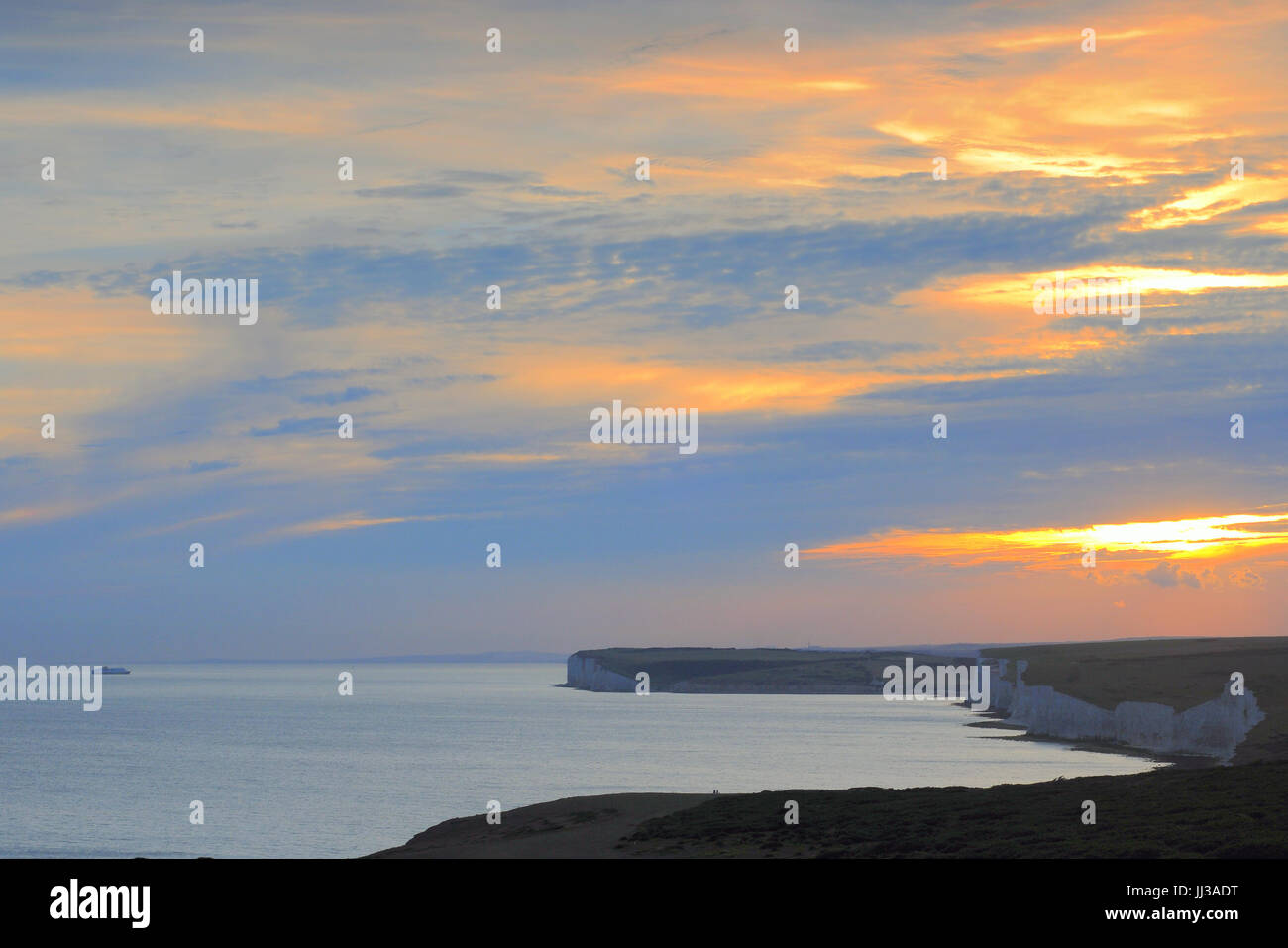Eastbourne, East Sussex, Großbritannien. Juli 2017. Herrlicher Sonnenuntergang über dem Leuchtturm Belle Tout und den Seven Sisters Cliffs an der Südküste. Stockfoto