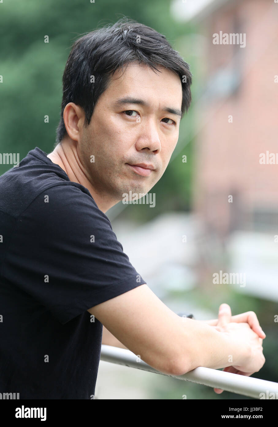 S. koreanische Regisseur Jang Hoon südkoreanischer Regisseur Jang Hoon posiert für ein Foto vor einem Interview für den neuen Film "A Taxi Driver" in Seoul am 17. Juli 2017. Der Film wird am 2. August in Südkorea veröffentlicht. (Yonhap) / 2017-07-18 10:45:17 / < 1980-2017 YONHAPNEWS AGENTUR.. > Foto via Newscom Stockfoto