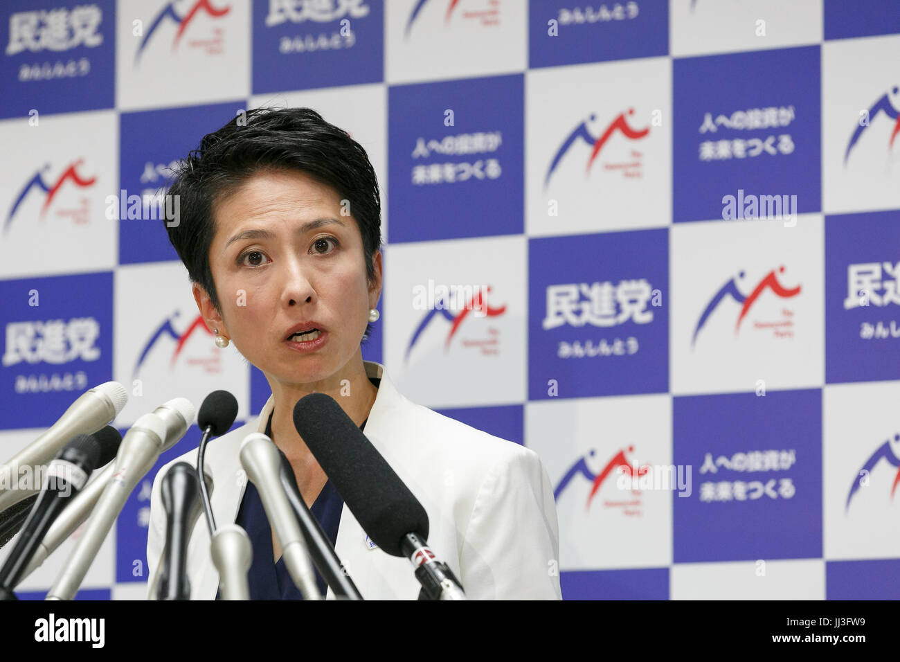 Tokio, Japan. 18. Juli 2017.   Renho, Führer der oppositionellen Demokratischen Partei (DP), spricht während einer Pressekonferenz in der Parteizentrale am 18. Juli 2017, Tokio, Japan. Renho, dessen Vater Taiwanesisch und Japanisch Mutter ist, wiederholt, dass sie nicht mehr Doppelbürger hält und begab sich Kopien von Dokumenten zu beweisen. Der DP-Führer wurde die wiederholten Angriffe beschuldigt sie noch im Besitz taiwanesische Staatsbürgerschaft von konservativen politischen Kräften einschließlich PM Shinzo Abe. Japanischen Gesetz verbietet die doppelte Staatsbürgerschaft nach 22 Jahren. Bildnachweis: Aflo Co. Ltd./Alamy Live-Nachrichten Stockfoto