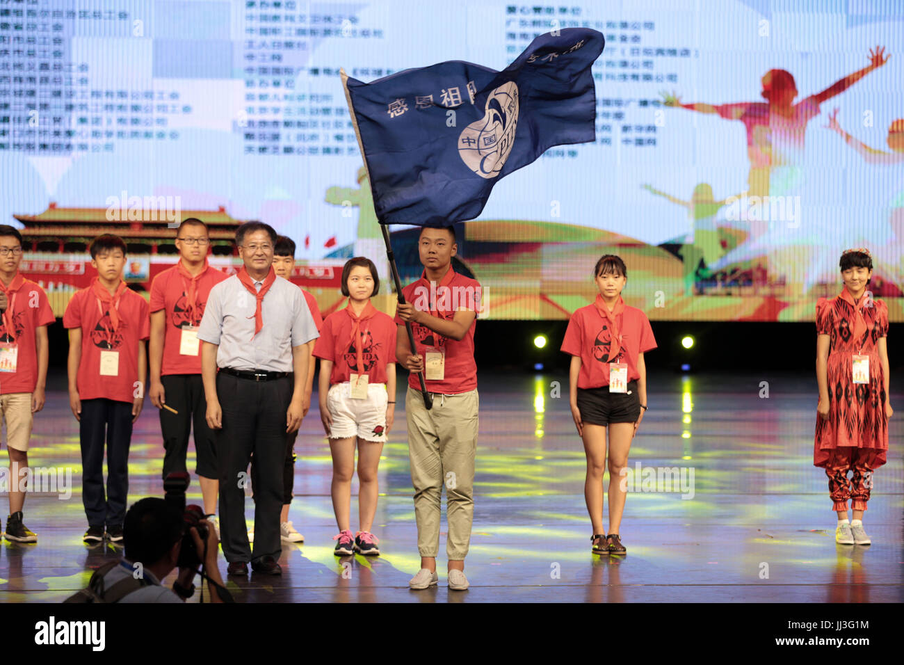 Peking, China. 17. Juli 2017. Ein Vertreter der Kinder von Wanderarbeitnehmern winkt eine Fahne bei der Eröffnungsfeier von einem Teenager-Sommer-Camp bei der Jugend Sommerpalast von Peking, Hauptstadt von China, am 17. Juli 2017. Insgesamt 670 Wanderarbeiter Kinder aus 7 Provinzen Chinas nahmen Teil im Lager. Bildnachweis: Cai Yang/Xinhua/Alamy Live-Nachrichten Stockfoto