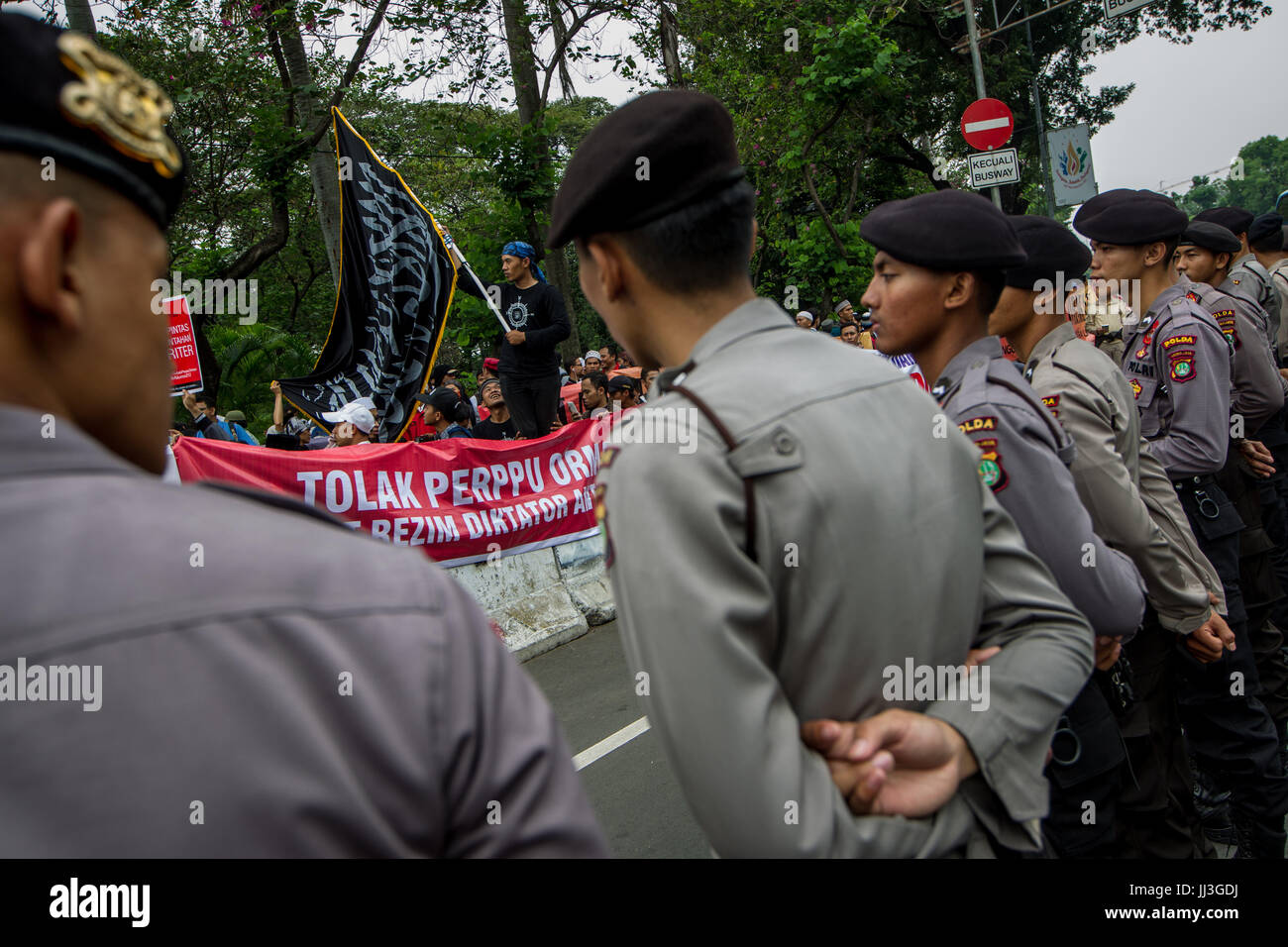 Zentral-Jakarta, Indonesien. 18. Juli 2017. Eine indonesische islamistischen Gruppe Mitglied während einer Protestaktion gegen den Präsidenten Joko Widodo Dekret, bestimmte Gruppen in Jakarta, Indonesien am 18. Juli 2017 aufzulösen. Hunderte von indonesischen Muslime inszeniert einen Protest zur Ablehnung der indonesischen Regierung Regelungen zum Verbot von islamistischen Gruppen, möglicherweise auch die Hizbut Tahrir Indonesia (HTI), der Ortsgruppe eine radikale islamistische Gruppe abzielt, alle Muslime in ein Kalifat zu vereinheitlichen. Bildnachweis: ZUMA Press, Inc./Alamy Live-Nachrichten Stockfoto