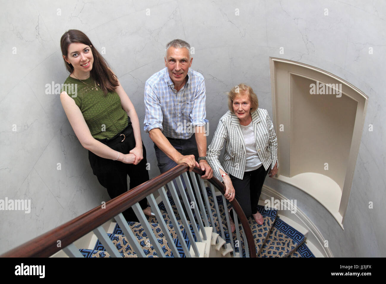 London, UK. 18. Juli 2017. Sandycombe Lodge, das Haus entworfen und lebte im 19. Jahrhundert Malers J.M.W Turner, öffnet nach einer Restaurierung 2,4 Millionen Pfund kostet. 18. Juli 2017, Twickenham, London, UK. Das Denkmalgeschützte Gebäude öffnet morgen seine Pforten für die Öffentlichkeit. Öffnungszeiten Mittwoch bis Sonntag jede Woche. Buchen Sie online. Bild zeigt von links nach rechts: Lucy Thompson (Haus-Direktor), Gary Butler (Erhaltung Architekt), Catherine Parry-Wingfield (Stuhl, Turner House Trust). Bildnachweis: Ian Flasche/Alamy Live-Nachrichten Stockfoto