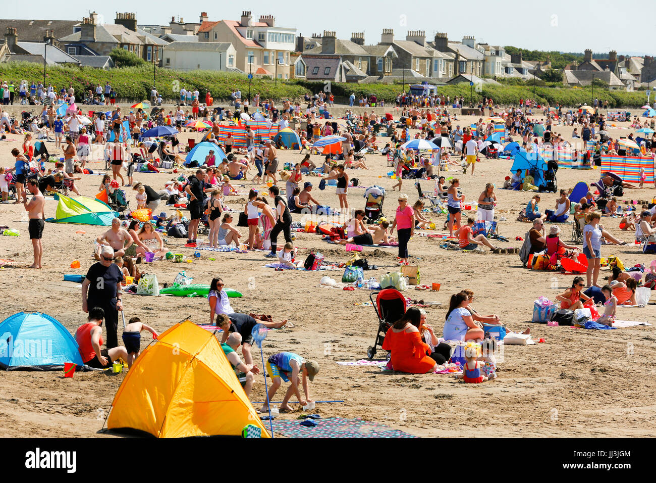 Troon, UK. 18. Juli 2017. Großbritannien Wetter. Die Sommertemperaturen erreichen fast 30 C Menschen einen Tag am Strand genießen. Bildnachweis: Findlay/Alamy Live-Nachrichten Stockfoto