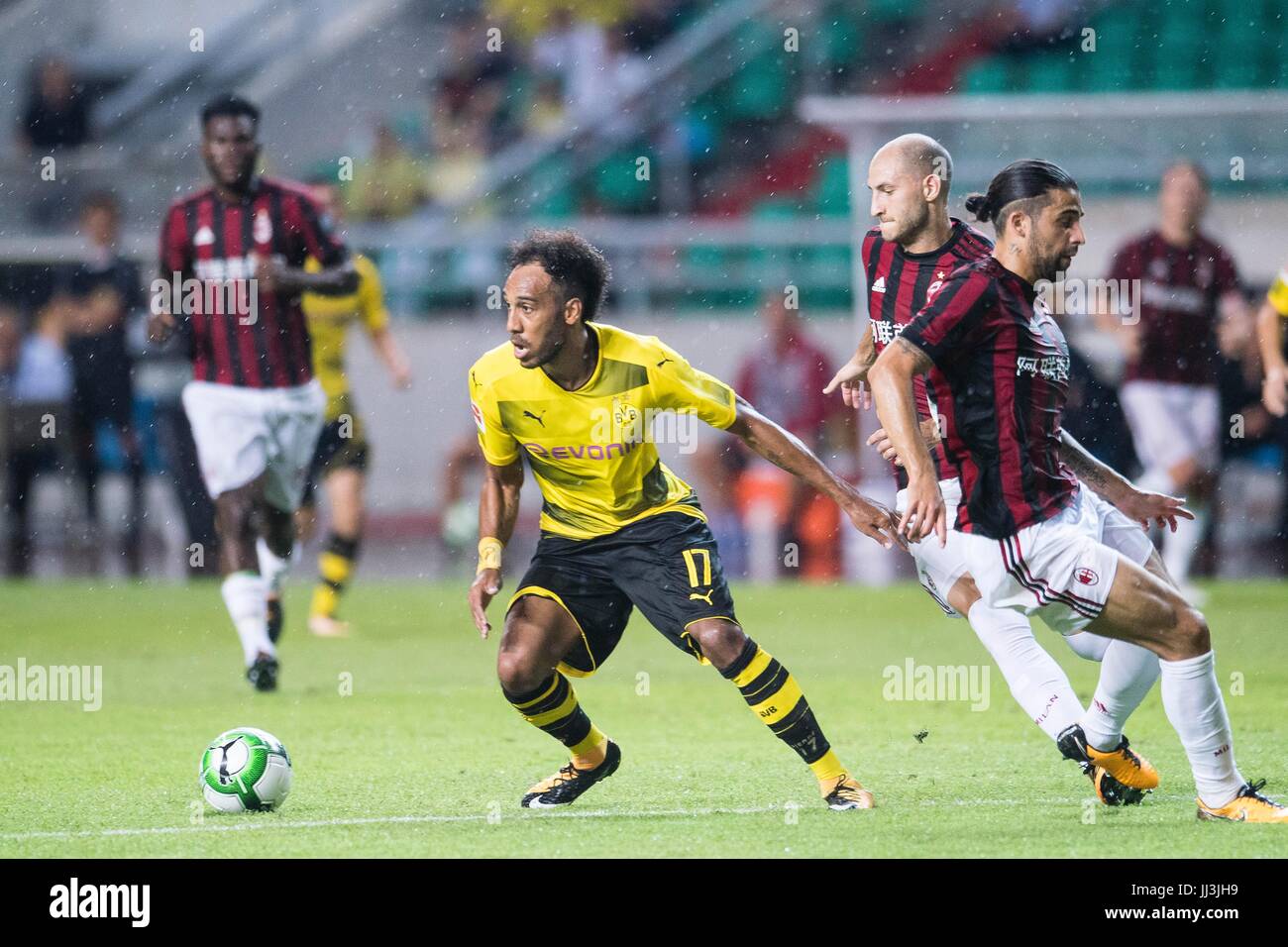 Guangzhou, China. 18. Juli 2017. Mailänder Ricardo Rodríguez (l) und Gabriel Palet sowie der Dortmunder Pierre-Emerick Aubameyang (c) in Aktion während der internationalen Club freundlich Fußball match zwischen AC Mailand und Borussia Dortmund in Guangzhou, China, 18. Juli 2017. Foto: Marcio Rodrigo Machado/Power Sport Bilder/Dpa/Alamy Live News Stockfoto