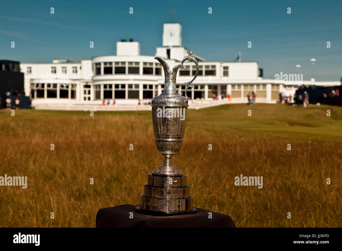 Southport, England. 18. Juli 2017. Die alten Claret Jug steht stolz vor der Royal Birkdale Golf Club auf dem 146. Open Golf Championship Credit: Motofoto/Alamy Live News Stockfoto