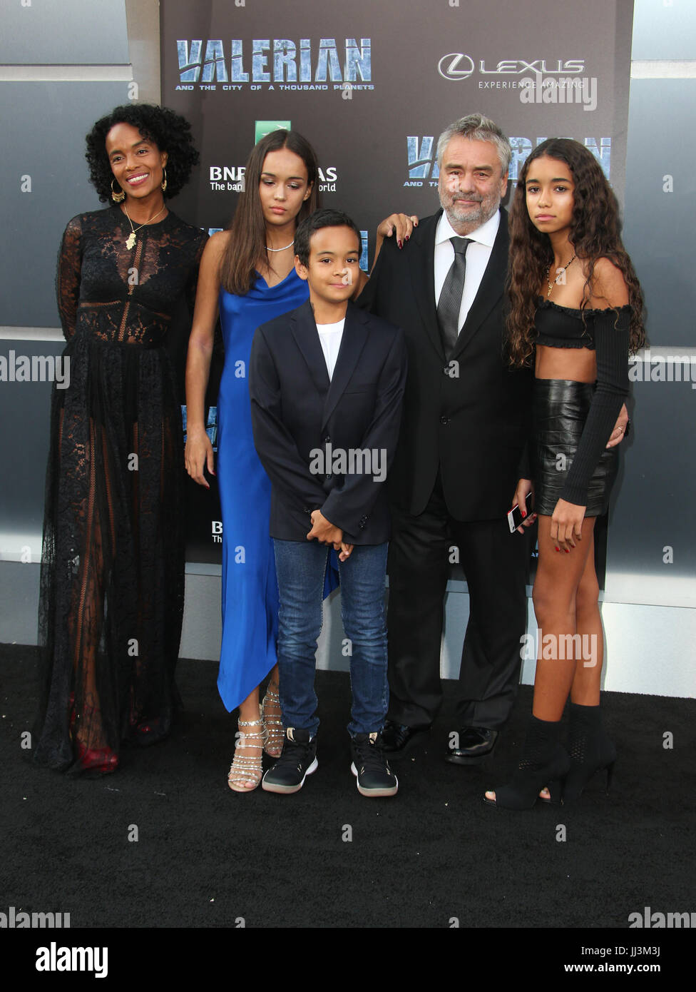 Hollywood, USA. 17. Juli 2017. Virginie Besson-Silla, Talia Besson, Mao Besson, Luc Besson, Satine Besson. '' Baldrian und die Stadt der tausend Planeten '' Weltpremiere im TCL Chinese Theatre statt. Bildnachweis: F. Sadouadmedia/AdMedia/ZUMA Draht/Alamy Live-Nachrichten Stockfoto