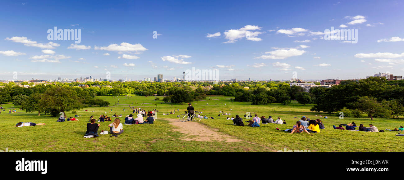 Extra große Panorama Skyline von London von Primrose Hill. Panorama Composite von 3 Bildern Stockfoto