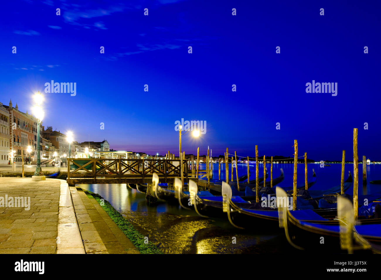 Gondeln am Kai der Riva Degli Schiavoni in der Abenddämmerung, Venedig, Veneto, Italien Stockfoto