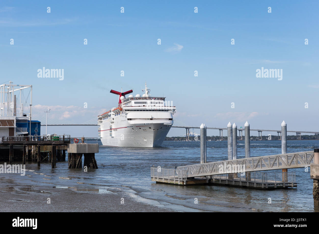 Charleston, SC - 29. März 2017: Kreuzfahrtschiff verlassen historischen Charleston, SC.  Die Carnival Ecstasy erhielt eine größere Renovierung im Jahr 2017. Stockfoto