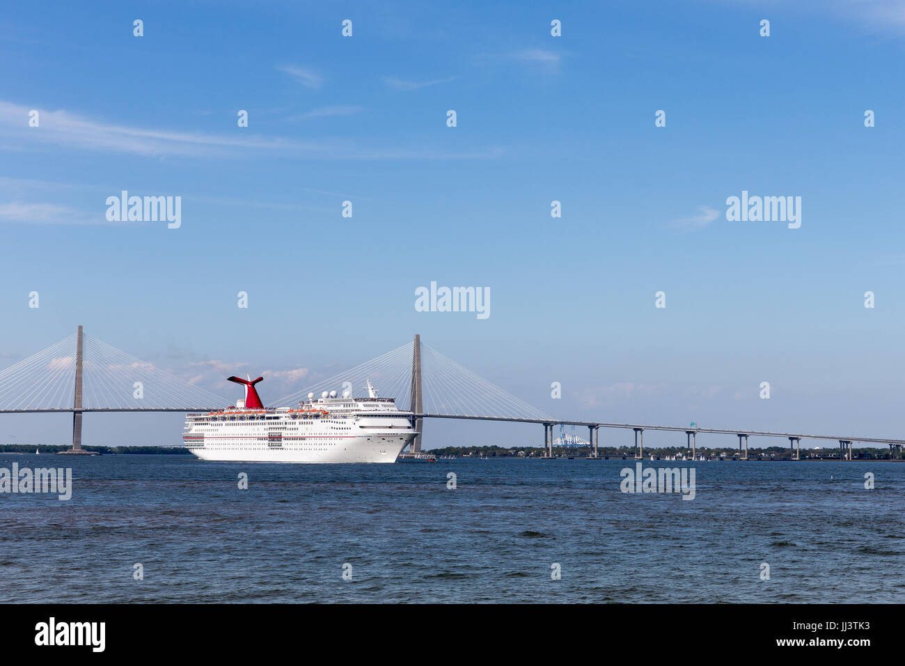 Charleston, SC - 29. März 2017: Kreuzfahrtschiff verlassen historischen Charleston, SC.  Die Carnival Ecstasy erhielt eine größere Renovierung im Jahr 2017. Stockfoto
