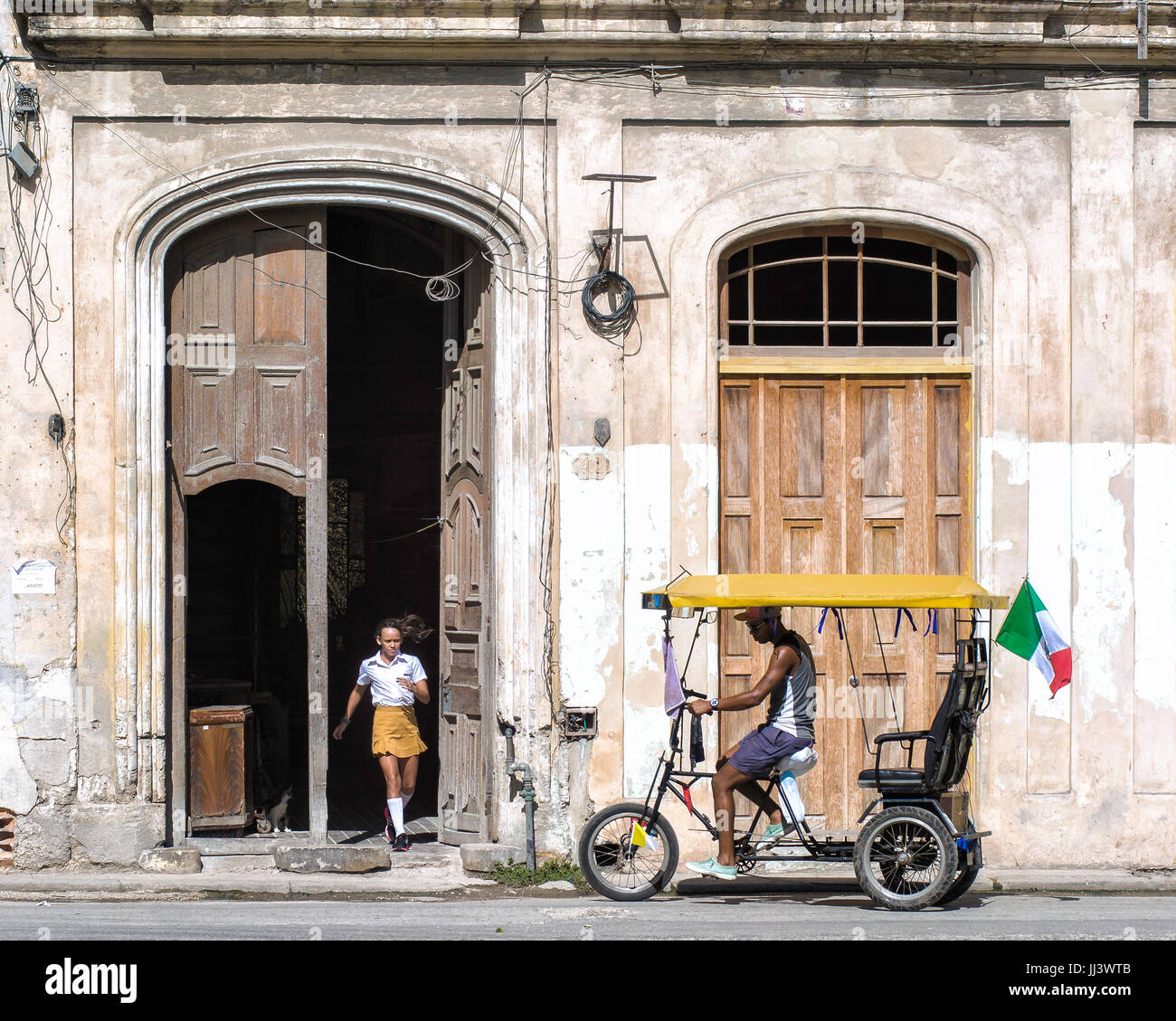 Menschen gehen über den Tag in der Altstadt von Havanna, Havanna, Kuba Stockfoto
