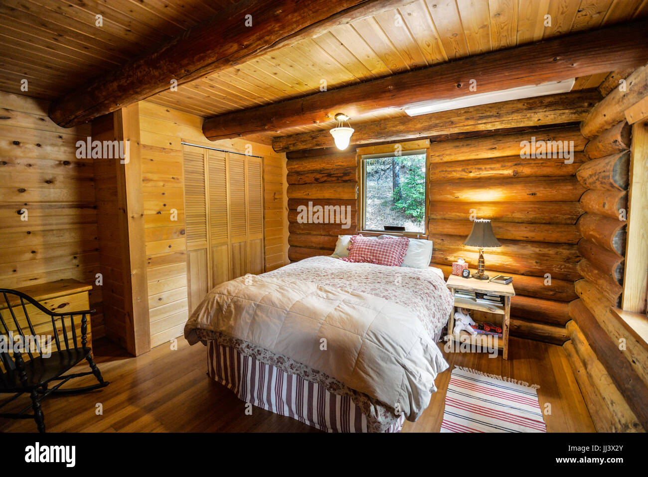 Schlafzimmer in eine rustikale Hütte in den Bergen von North Idaho in den Vereinigten Staaten melden Stockfoto