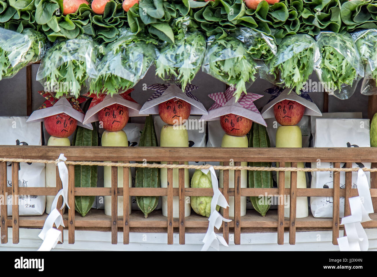 Lustige Äpfel wie Puppen stehen in Tabelle ein Geschäft. Frisches Obst mit Gemüse auf dem Markt anbieten. Stockfoto