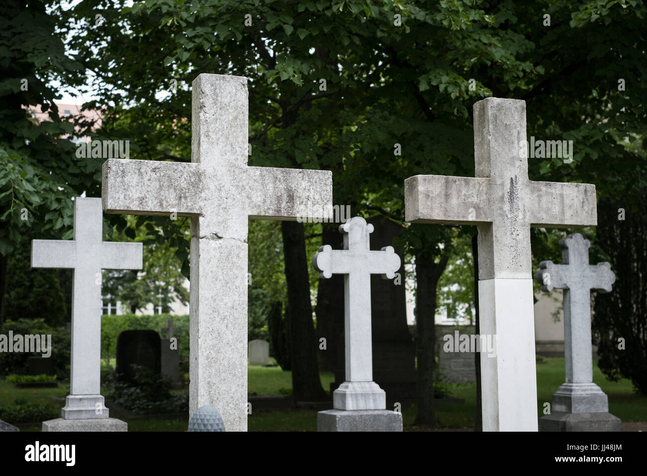 Steinkreuz Grabsteine auf dem Friedhof / Friedhof Stockfoto