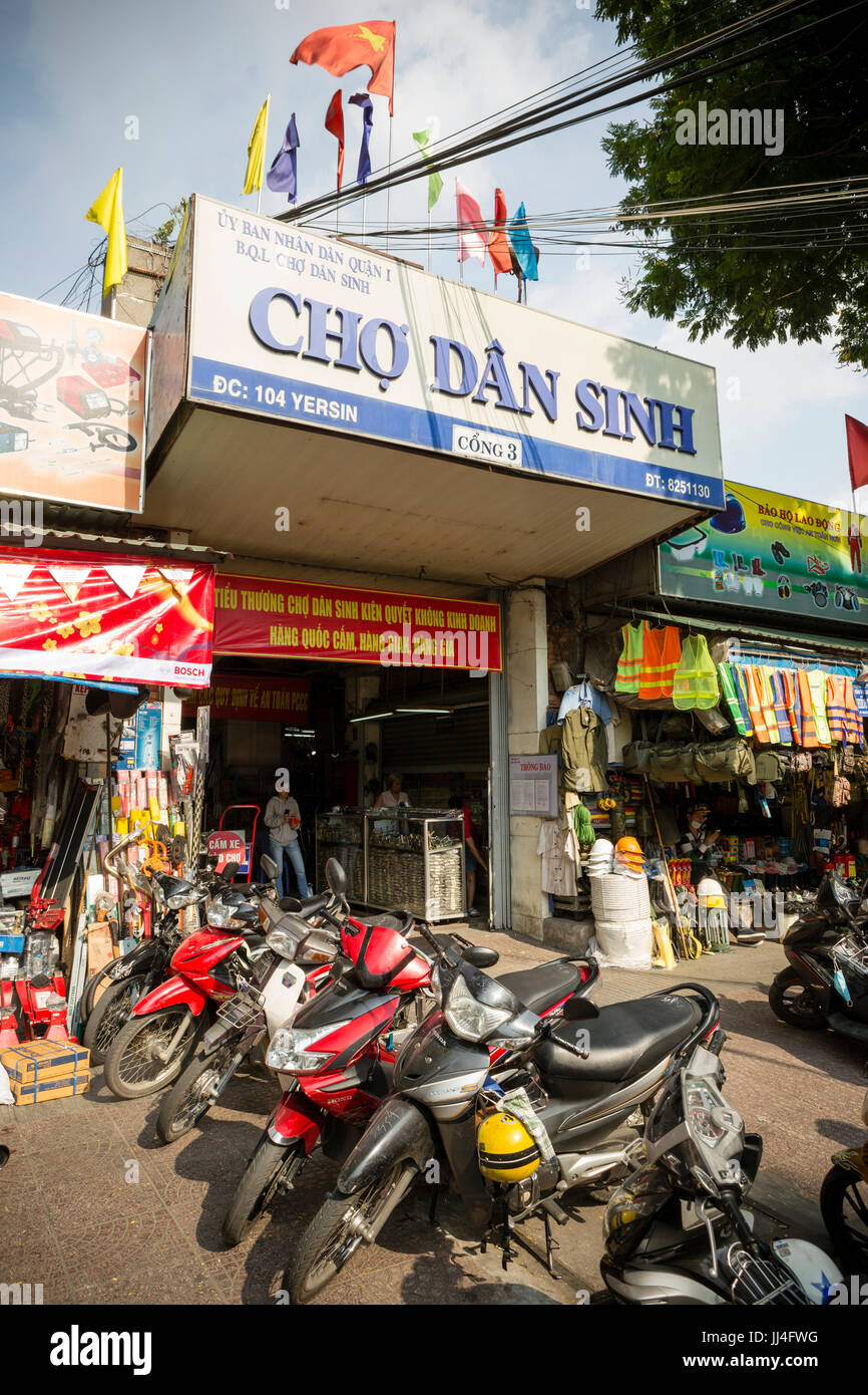 Dan Sinh Markt bekannt als der Krieg Überschuß Markt ist in Ho-Chi-Minh-Stadt, Vietnam und ist bekannt für überschüssige Militaria Vietnamkrieg und Erinnerungsstücke. Stockfoto