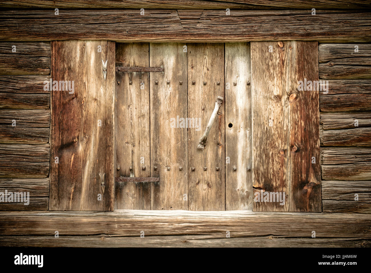 Altes traditionelles handgefertigt Tür im Holzhaus befindet sich im Garten des Hauses Zorn in Mora, Dalarna, Schweden. Stockfoto