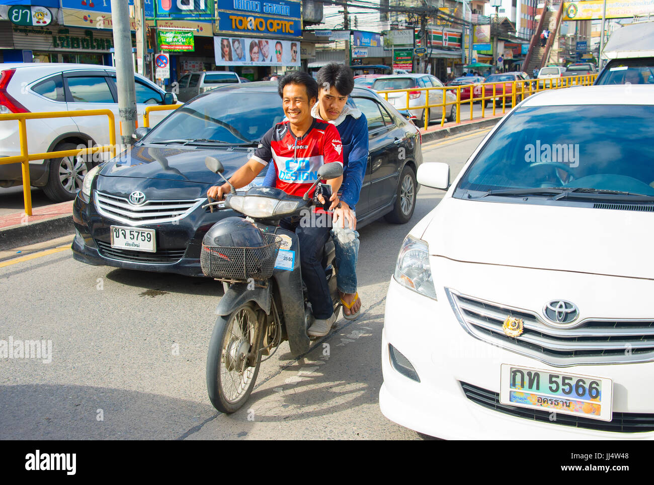 CHIANG MAI, THAILAND - 12. Januar 2017: Verkehr auf einer Straße in Chiang Mai. Chiang Mai ist die zweitgrößte Stadt Thailands Stockfoto