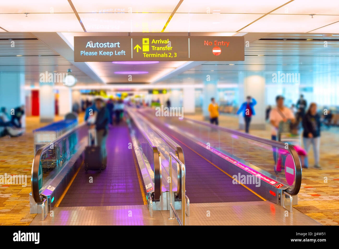 Menschen bei Travelator am Flughafen. Singapur Stockfoto