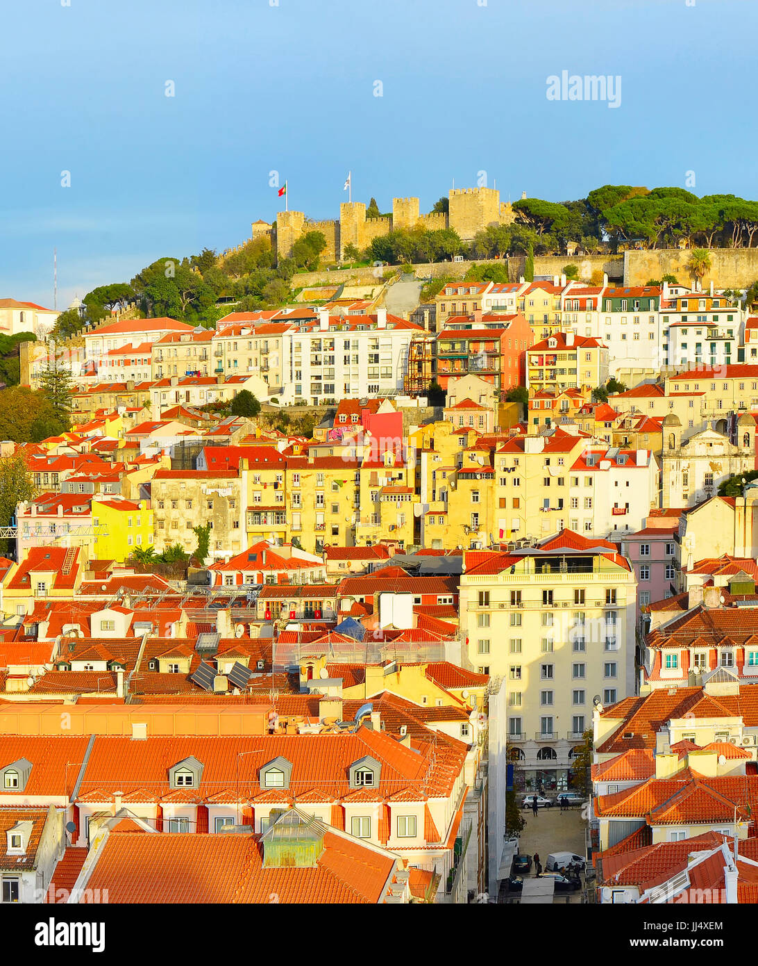 Blick auf Lissabon mit Lissabon Burg auf einem Hügel bei Sonnenuntergang. Portugal Stockfoto