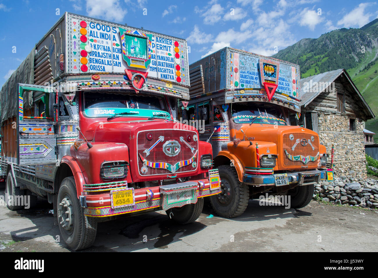 Jammu und Kaschmir, Indien. Zwei LKW geparkt außerhalb Sonamarg. Teil eines Konvois warten auf Kargil abzuweichen. Stockfoto