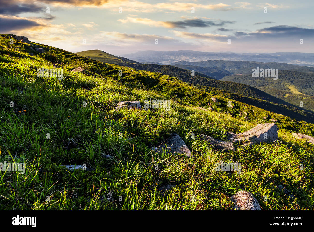 bewölkten blauen Himmel über den Bergen mit felsigen Hügel. traumhaft schöne Natur der Karpaten Stockfoto
