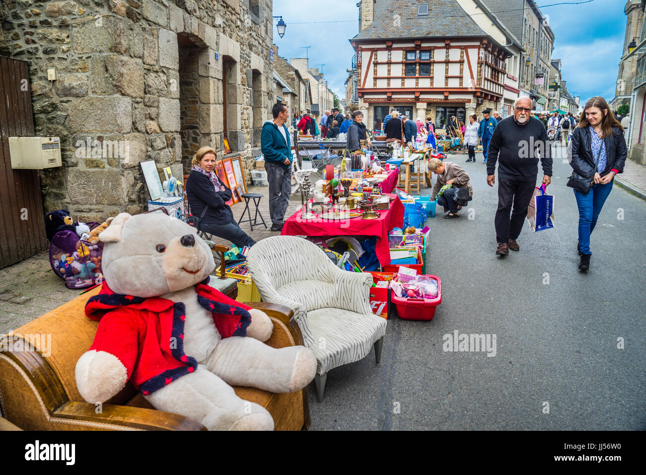 Frankreich, Bretagne, Antiques Fair Street in der bretonischen Land Stadt Lanvollon Stockfoto