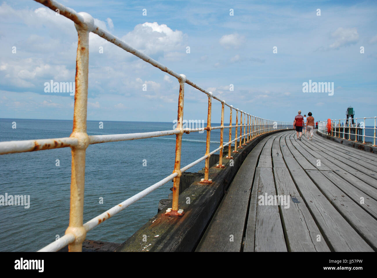 Menschen zu Fuß entlang Whitby Pier West, North Yorkshire Großbritannien Küstenstadt. Genommen Juli 2017 Stockfoto