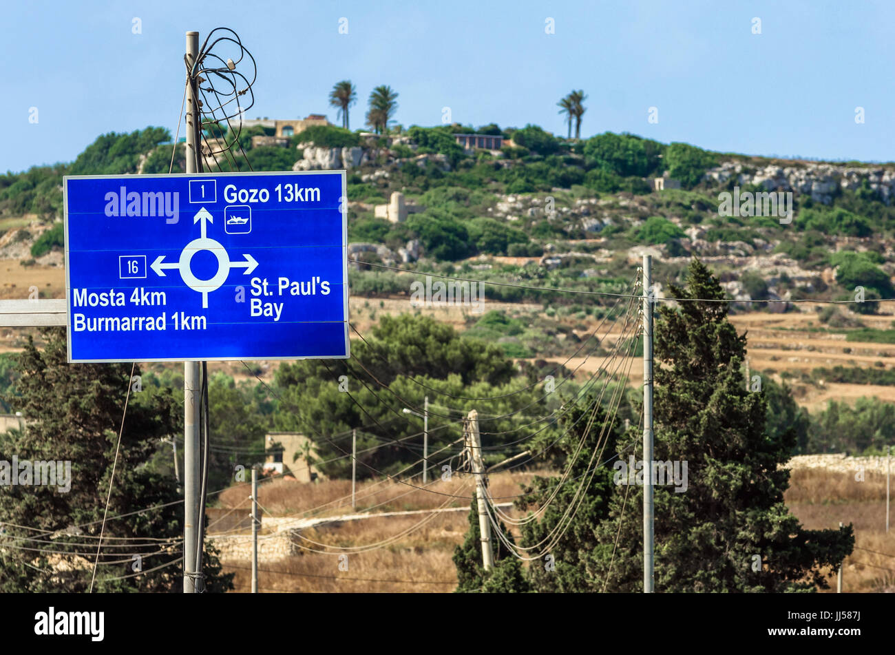 Malta, Bugibba: blaue Schild zeigt den Weg zu einigen beliebten Reisezielen. Stockfoto