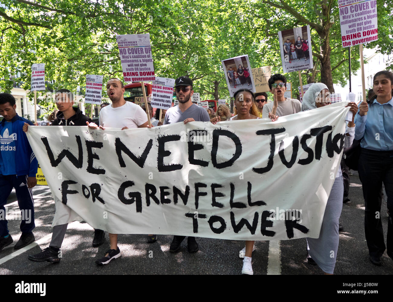Nach dem Brand bei Grenfell Turm, Freunde und Mitglieder der Gemeinschaft marschierten von Shephards Bush nach Westminster auf den Tag des Zorns.  21. Juni 2017 Stockfoto