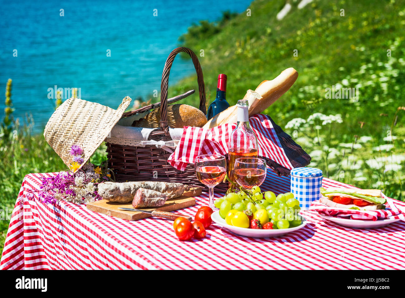 Picknick am Ufer eines Sees Stockfoto