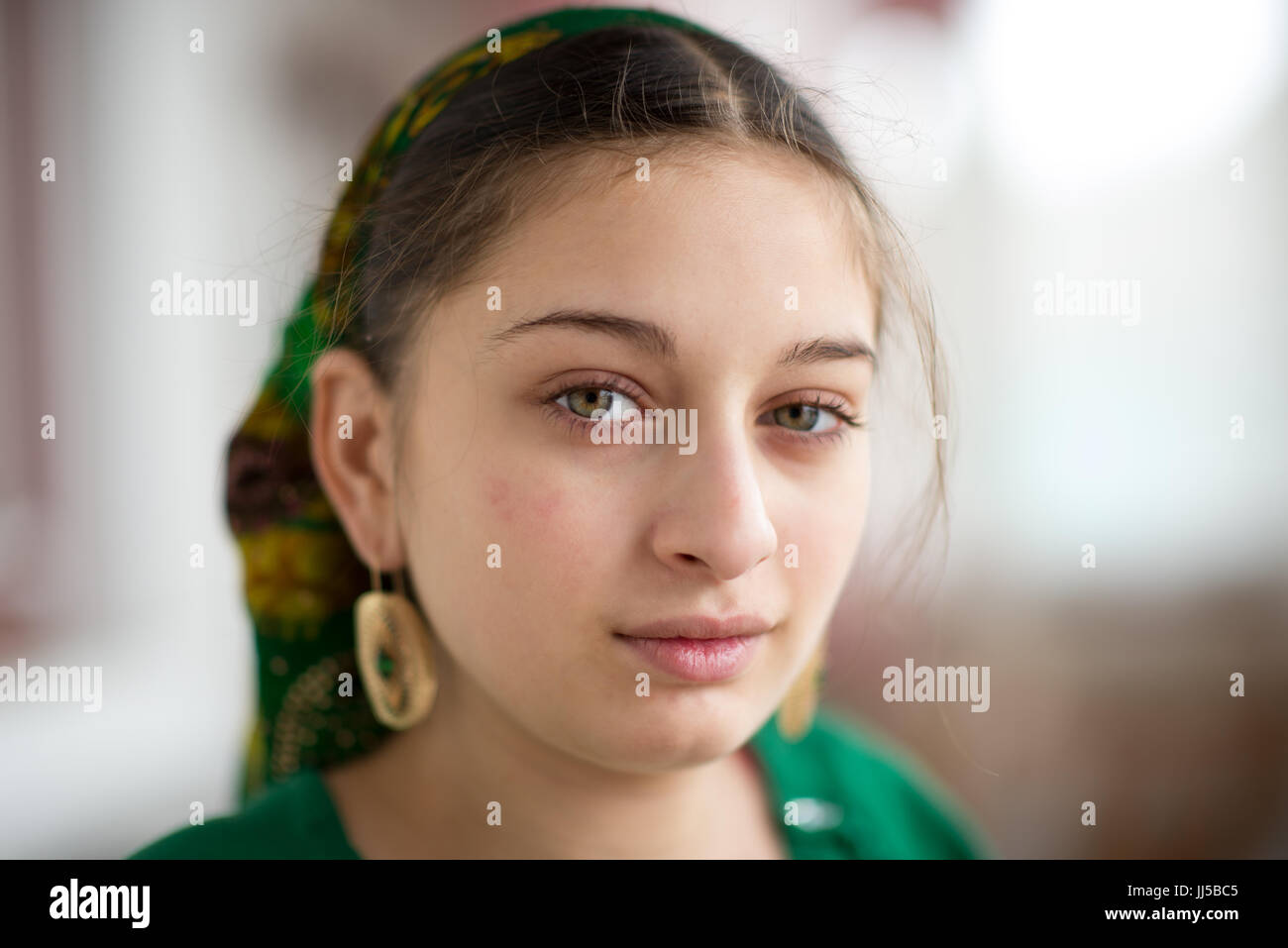 Porträt einer wunderschönen Gabor Rom Mädchen mit hellen Augen Valeni,  Siebenbürgen, Rumänien Stockfotografie - Alamy