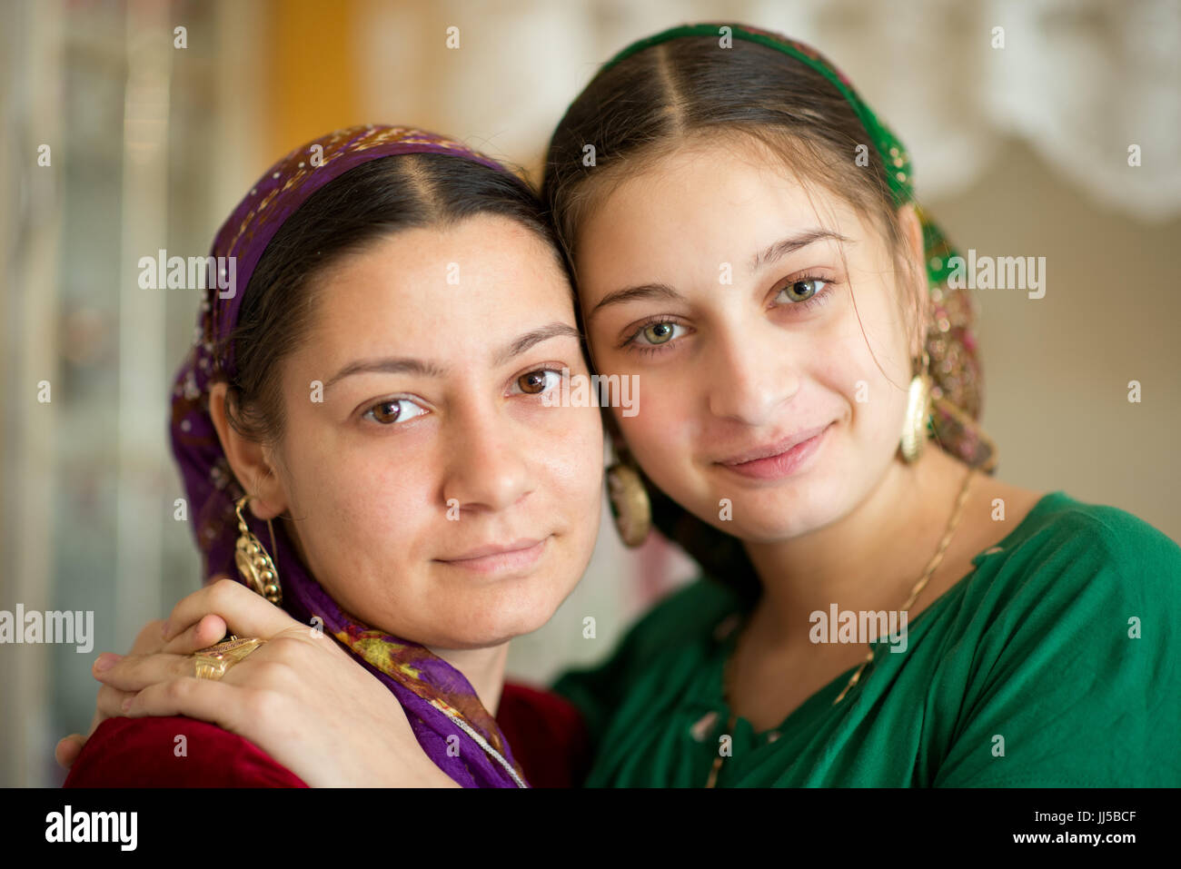 Porträt von zwei Gabor Rom Schwestern, Valeni, Siebenbürgen, Rumänien  Stockfotografie - Alamy