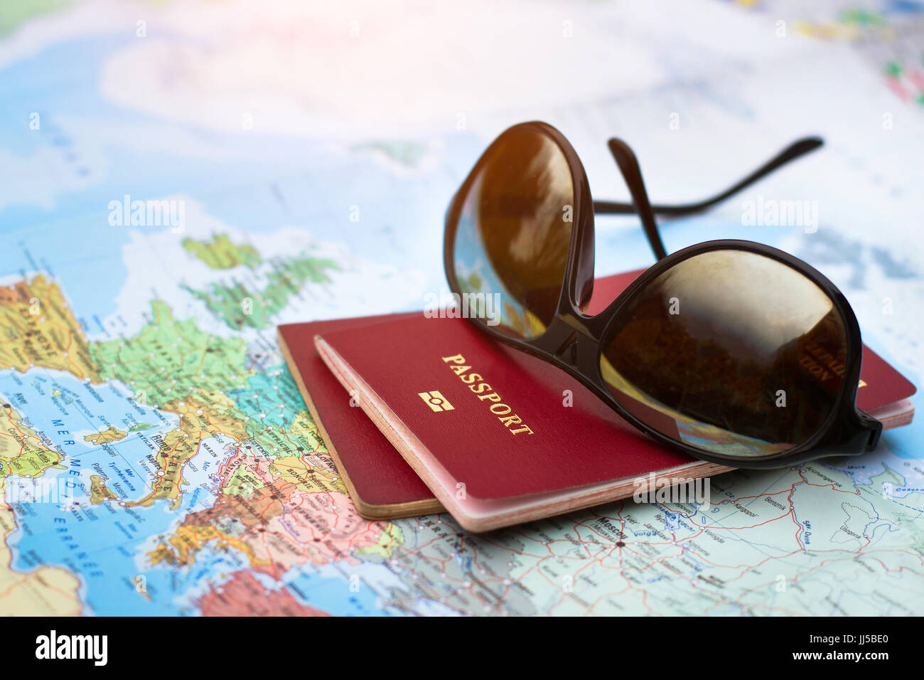 Reisekonzept, zwei Pässe auf der Weltkarte, Urlaub im Ausland Stockfoto